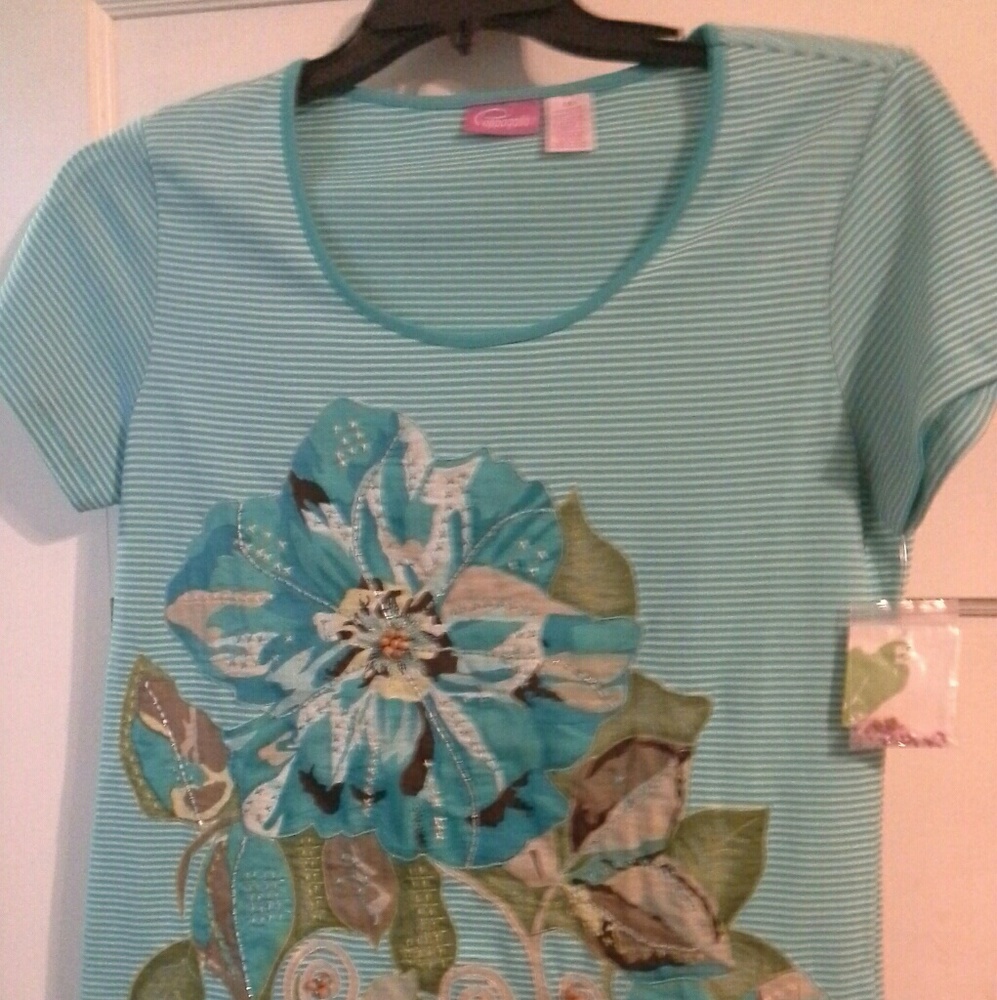 Pappagallo print t top with extra beads size m NEW